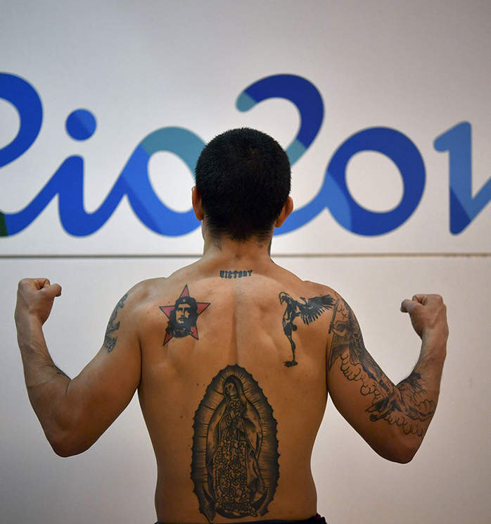 El 'Che', la 'victoria' y una virgen revisten la espalda del boxeador argentino, Ignacio Perrin, en forma de tatuaje.